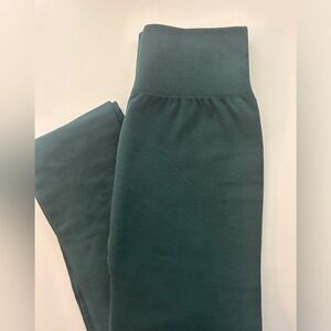Zenana Outfitters Leggings Size L/XL NWOT Green